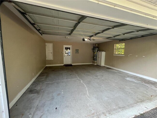 Building Photo - 7401 Lakeview Dr