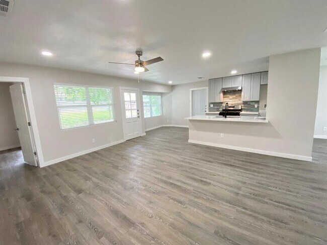 Building Photo - 9605 Newfoundland Cir