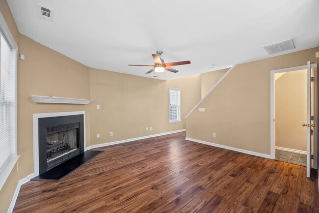 Building Photo - Three Bedroom Home!