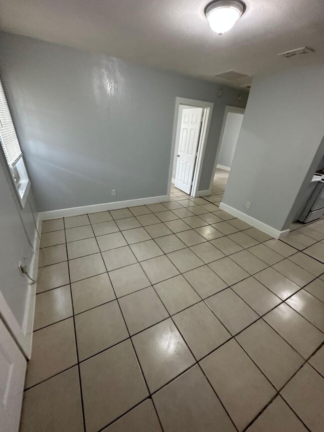 Building Photo - 2540/2542 Moncrief Rd