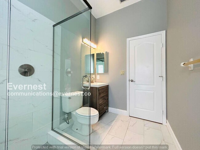 Building Photo - 6 Bed/4 Bath Home with Garage / Pet-Friendly / Available Now!