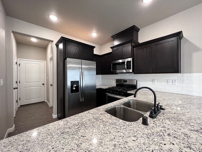 Building Photo - Upper Valley 3 Bedroom 2.5 Bath Townhome