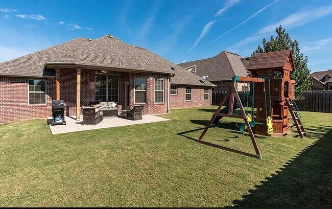 Building Photo - 3403 SW Crosswinds Blvd