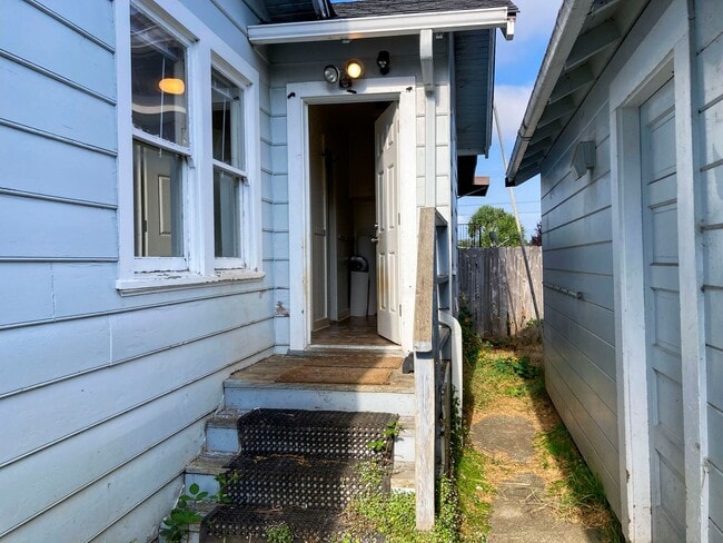 Building Photo - Pet-friendly home with a detached garage!