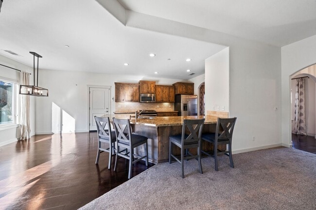 Building Photo - 3-bedroom, 2-bathroom home in great neighb...
