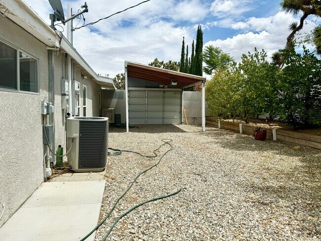 Building Photo - 2 Bedroom 2 Bathroom fully electric house ...