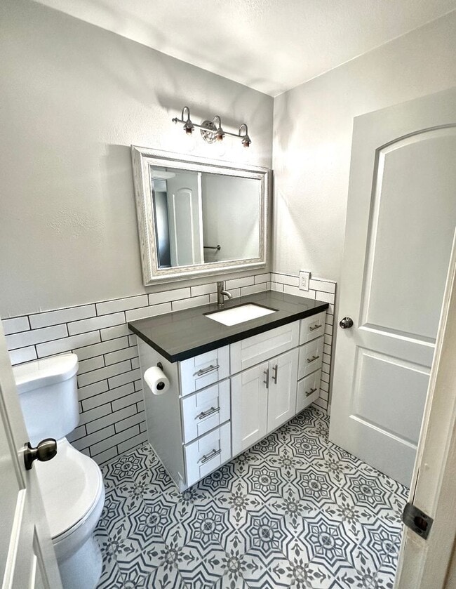 Building Photo - Stunning Townhome In Santee with Modern Fi...
