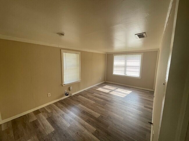 Building Photo - 2425 Bolivar St