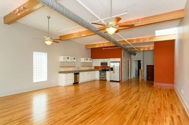 Building Photo - Downtown Top-Floor Loft