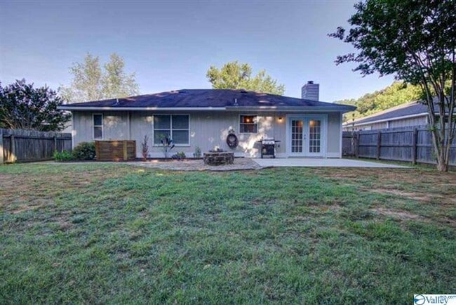 Building Photo - THREE BEDROOM/TWO BATH SPACIOUS RANCH - GR...