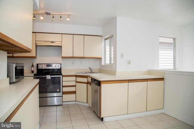 Building Photo - 828 Chanticleer