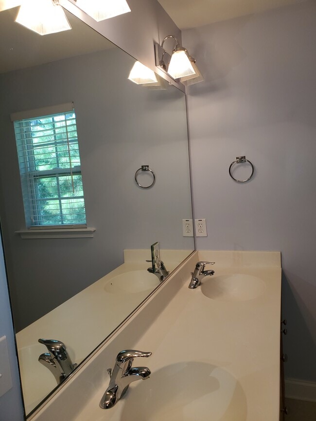 Building Photo - Beautiful Townhouse in West Ashley with Screened in Porch