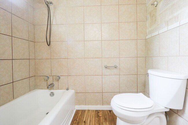 Building Photo - 3 Bed 1 Bath in beautiful location!