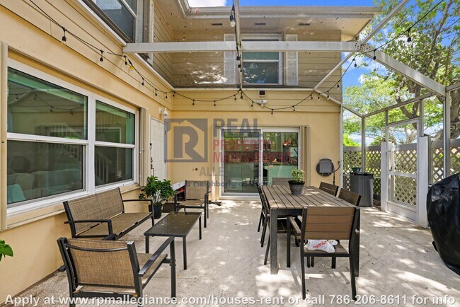 Building Photo - Stylish 2-Bedroom Townhome in Gated Boynto...