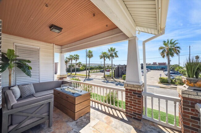Building Photo - 3828 Seawall Blvd