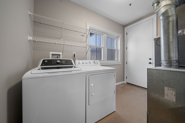 Building Photo - 1600 Kaufer Ln