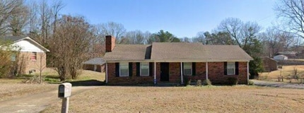 Building Photo - 3 bedroom 2 bath LAWN CARE INCLUDED!
