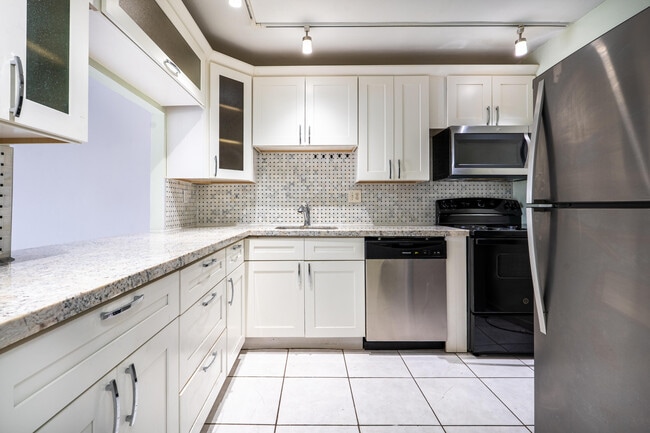 Building Photo - 2200 E Hallandale Beach Blvd