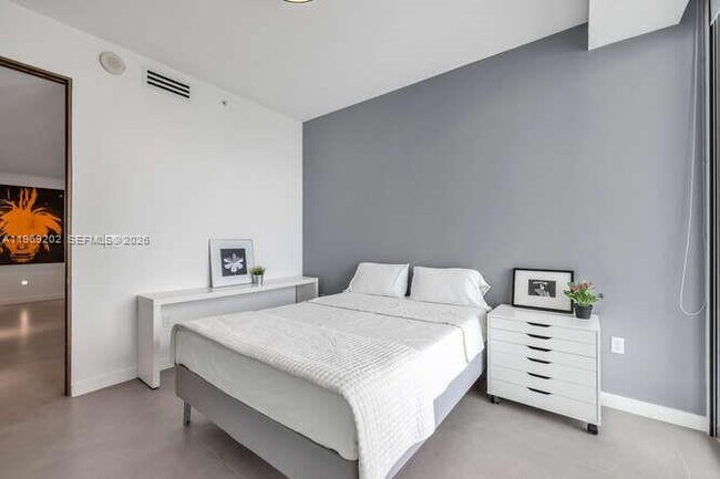 Building Photo - 900 Biscayne Blvd