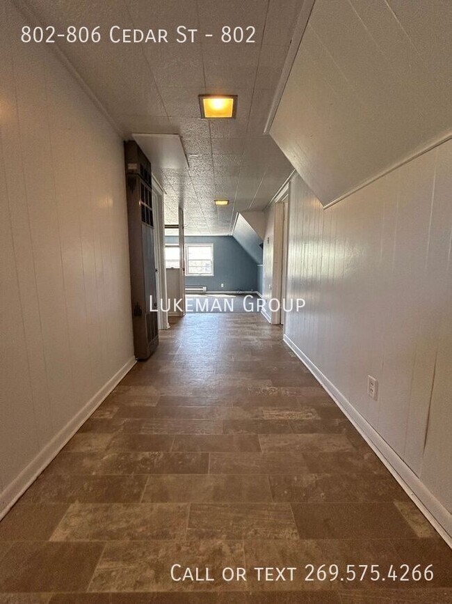 Building Photo - 802-806 Cedar St-802