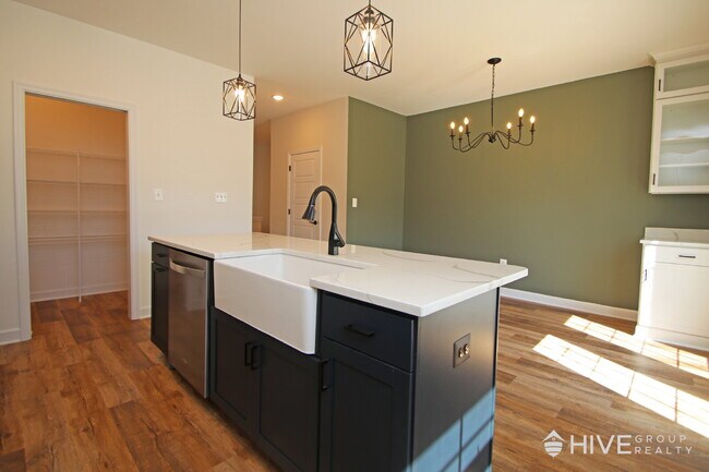 Building Photo - "Impressive 3-Bed Townhouse with Fenced in Backyard!"