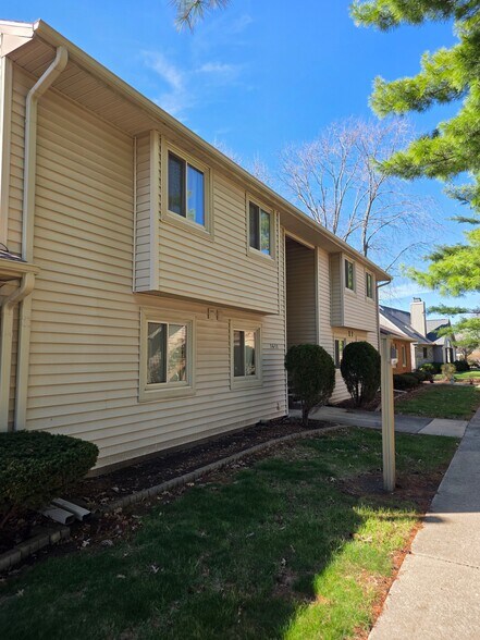 Building Photo - 1611 Lyndhurst Dr