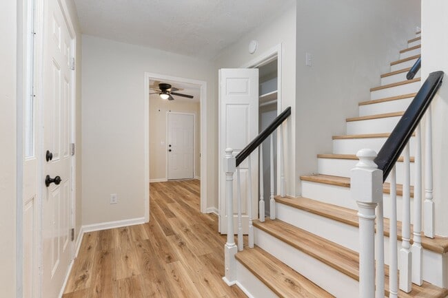 Building Photo - Newly renovated unit close to I-77 and I-20