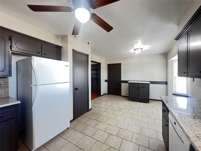 Building Photo - 819 Crystal Ln