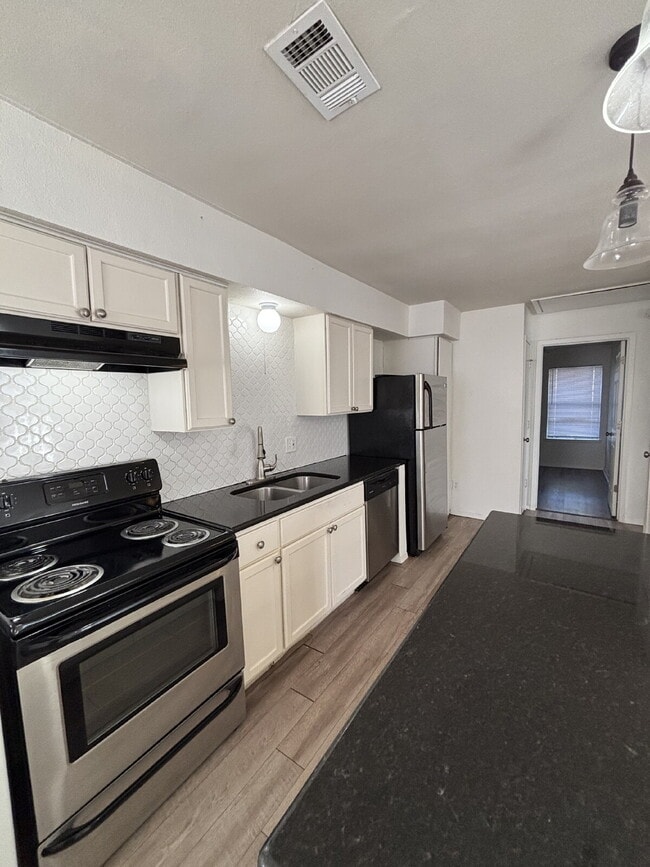 Building Photo - Charming, Updated 2 bed, 1 bath Duplex in ...