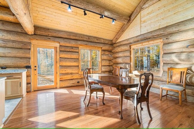 Building Photo - Furnished Log Cabin Extended Stay Summer Rental