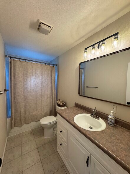 Building Photo - 802 Ridge Rd