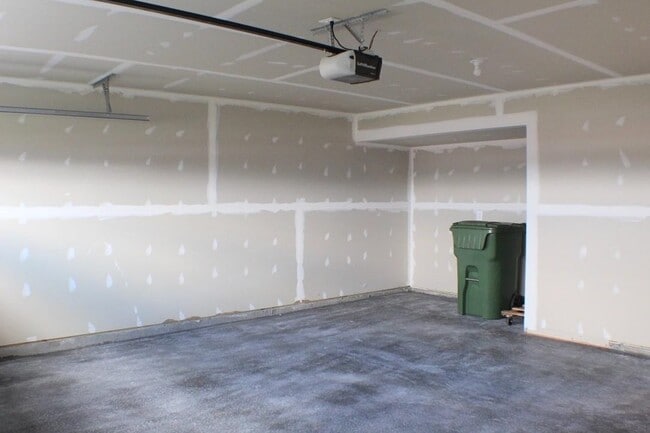 Building Photo - 109 S Peak Dr