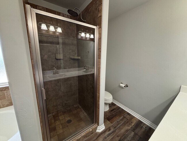 Building Photo - FIRST MONTH FREE! Great Location!