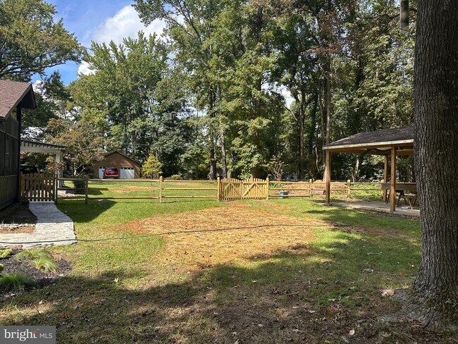 Building Photo - 827 Locust Dr