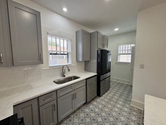 Building Photo - Move-In Ready & Recently Updated 2-Bedroom...