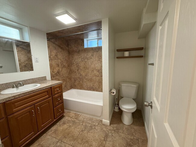 Building Photo - 948 Poinsettia Dr