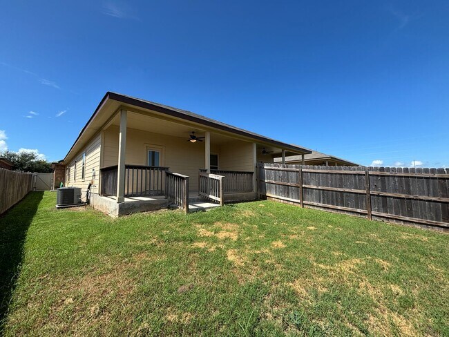 Building Photo - Luxury Duplex in Seguin with 3-bed, 2-bath...