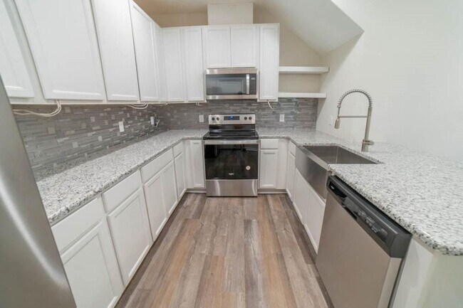 Building Photo - Beautiful 3-Bedroom Townhome in Sought-After Waterways Community