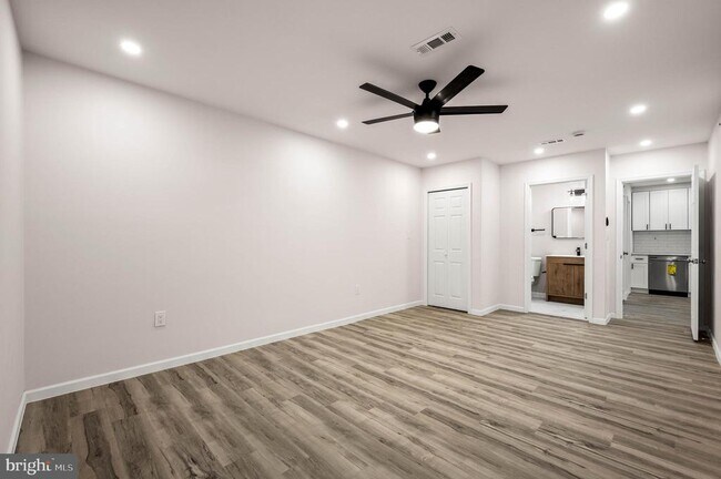 Building Photo - 437 W Girard Ave