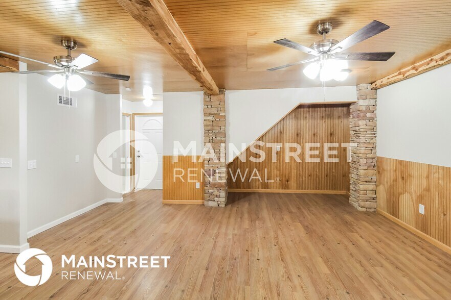 Building Photo - 6820 Summit View Dr