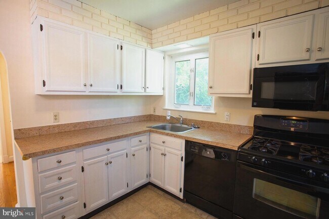Building Photo - 5915 Ryland Dr