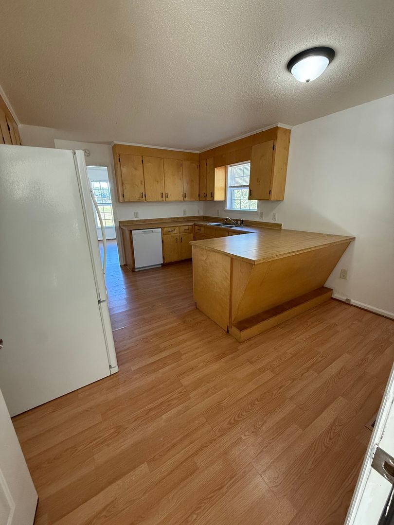 Building Photo - 1013 W Best Rd