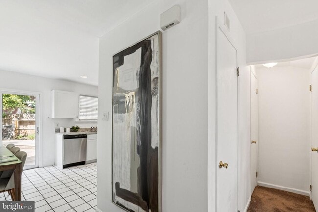 Building Photo - Great Townhouse w/ 2 Bedrooms, 1.5 Baths, ...