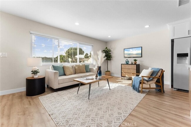 Building Photo - 15542 Mayflower Ln