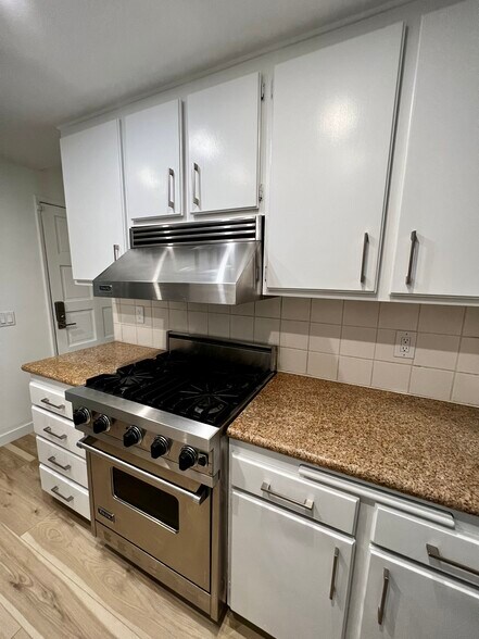 Kitchen - 6467 Kanan Dume Rd