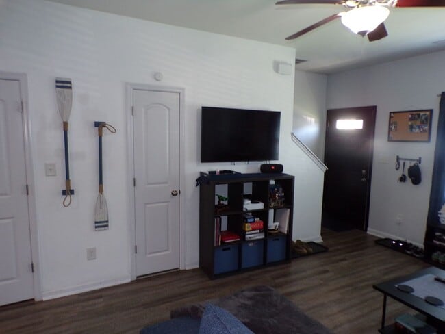 Building Photo - Two Bedroom Two and half Bathrooms Townhome!