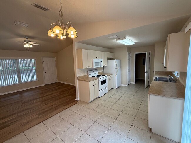 Building Photo - 2 Bedroom/2 Bathroom Apartment