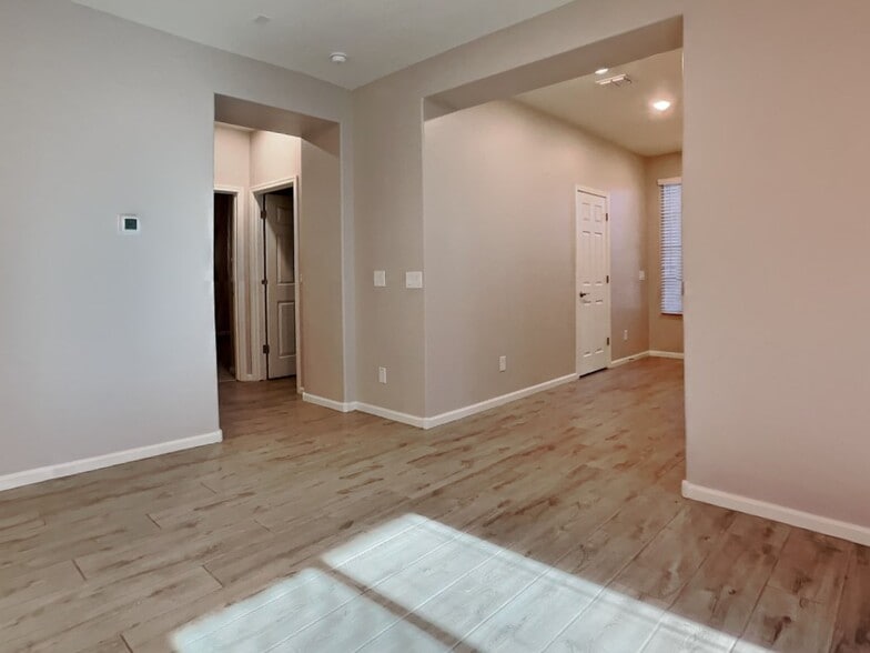 Building Photo - 21266 W Wilshire Dr