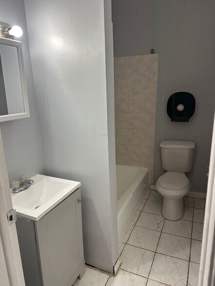 Building Photo - 3348 W Van Buren St