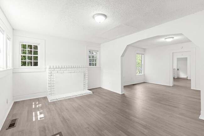 Building Photo - Stylish & Newly Renovated 4 Bedroom 2 Bath...